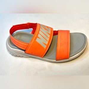 Nike Women's Taniun Sandal Solar Red Light
Pumice-Pure Platinum size 10